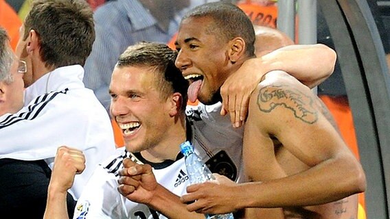 Lukas Podolski und Jerome Boateng jubeln. © dpa 