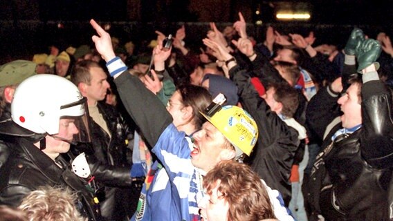 Fans des VfL Bochum am Millerntor (1997) © picture-alliance / dpa Foto: dpa