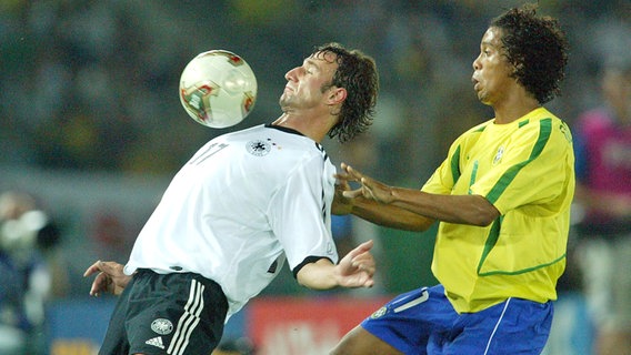 Marco Bode (l.) im WM-Finale 2002 gegen den Brasilianer Ronaldinho © Witters Foto: Uwe Speck