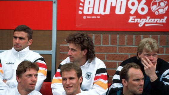 Marco Bode (hinten, Mitte) bei der EM 1996 auf der Ersatzbank zwischen Stefan Kuntz (l.) und Oliver Kahn © Witters Foto: Valeria Witters
