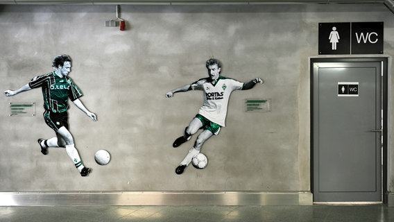 Werders Top-Torschützen Marco Bode (l.) und Rudi Völler - verewigt an einer Wand im Bremer Weserstadion. © Witters Foto: Uwe Speck