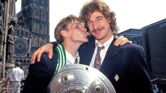 Marco Bode (r.) nach dem Gewinn der Meisterschaft 1993 mit Andreas Herzog auf dem Bremer Marktplatz. © Witters Foto: Wilfried Witters
