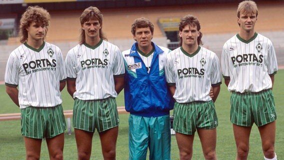 Marco Bode (l.) 1989 als Neuzugang bei den Weder-Profis mit Oliver Freund, Trainer Otto Rehhagel, Andree Wiedener und Manfred Bockenfeld © picture alliance / Ingo Wagner Foto: Ingo Wagner