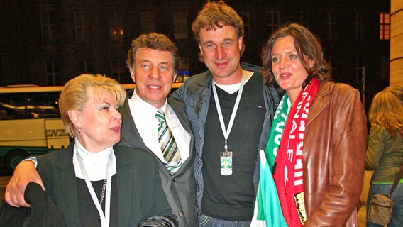 Marco Bode (2.v.r.) mit seiner Frau Kerstin (r.), Otto Rehhagel (2.v.l.) und dessen Frau Beate bei der Feier nach Werders Pokalsieg 2009 in Berlin. © imago/ActionPictures 