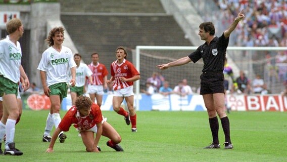 Marco Bode (2.v.l.) im DFB-Pokalfinale 1991 in Berlin. Werder Bremen gewann gegen den 1. FC Köln mit 4:3 im Elfmeterschießen. © picture alliance/dpa Foto: Bernd Settnik