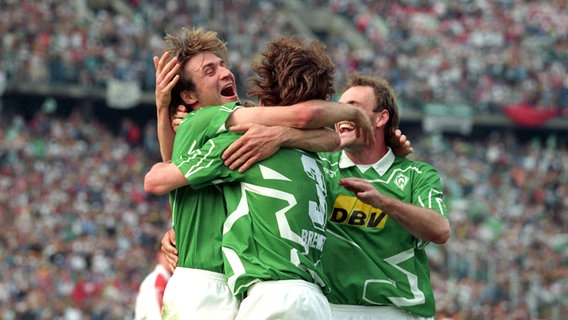 Arm in Arm mit Dietmar Beiersdorfer (l.) und Bernd Hobsch (r.) feiert Marco Bode den Pokalsieg 1994. Werder Bremen gewann in Berlin gegen Zweitliga-Absteiger Rot-Weiß Essen mit 3:1. © imago/Pressefoto Baumann 