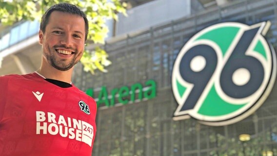 Neuzugang Julian Börner von Fußball-Zweitligist Hannover 96 © Hannover 96 