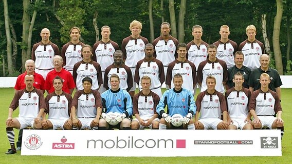 Mannschaftsfoto FC St. Pauli der Saison 2003/2004 © Witters 