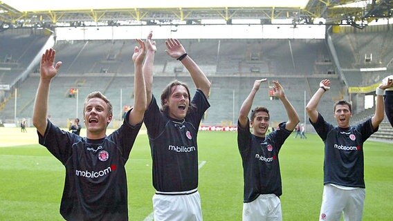 St. Paulis Spieler Heiko Ansorge, Rico Hanke, Yusuf Akbel und Fabian Boll (v.l.) 2004 im Dortmunder Stadion © Witters 