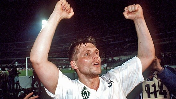 Werder Bremens Uli Borowka feiert den Gewinn des Europapokals der Pokalsieger 1992. © picture-alliance Foto: Sven Simon