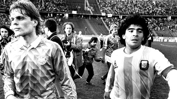 Uli Borowka (l.) und Diego Maradona. Archivbild aus dem Jahr 1988 © picture-alliance 