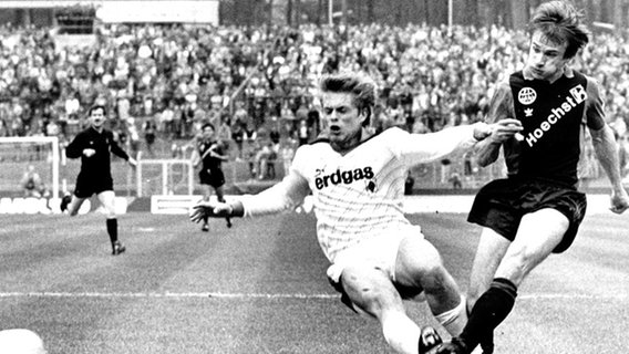 Uli Borowka (l.) im Trikot von Borussia Mönchengladbach. Archivbild aus dem Jahr 1987 © picture-alliance 