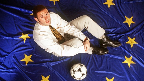 Jean Marc Bosman sitzt auf einer europäischen Fahne © IMAGO / Reporters 