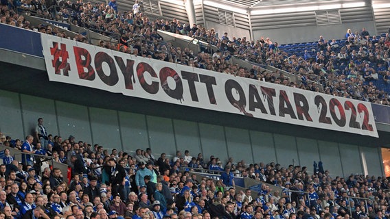 Ein Fan-Banner gegen die WM in Katar im Stadion von Gelsenkirchen. © Witters 