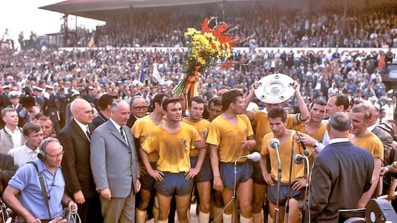 Braunschweiger Spieler und Fans mit der Meisterschale 1967 © imago/Kicker/Metelmann 
