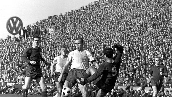 Braunschweigs Joachim Bäse (am Ball) gegen Gerd Müller (2.v.r.), daneben Franz Beckenbauer (l., beide Bayern) und Peter Kaack (2.v.l., Braunschweig). © imago/WEREK 