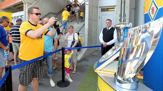 Ein Fan fotografiert 2011 die Titel von Eintracht Braunschweig. © imago/Hübner 