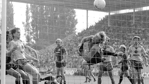 Hinter Braunschweigs Torwart Uwe Hain schlägt der Ball im Tor ein. © imago 