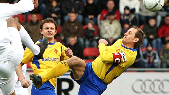 Jürgen Rische (l.) und Torsten Lieberknecht im Braunschweig-Trikot © picture-alliance/ dpa Foto: Susanne Hübner