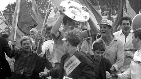 Braunschweigs Spieler uns Fans feiern die Meisterschaft. © picture alliance 