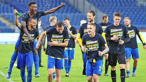 Eintracht Braunschweigs Fußballer bejubeln den Zweitliga-Aufstieg 2020. © imago images / Hübner 