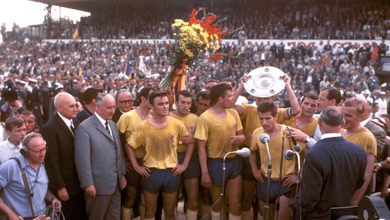 Braunschweiger Spieler und Fans mit der Meisterschale 1967 © imago/Kicker/Metelmann 