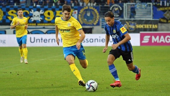 Laufduell zwischen Braunschweigs Danilo Wiebe (l.) und Saarbrückens Monis Gouras. © IMAGO / Jan Huebner 