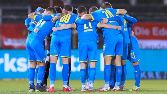 Die Fußballer von Eintracht Braunschweig bilden einen Mannschaftskreis © imago images/Beautiful Sports Foto: Julien Christ