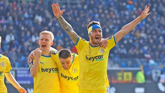 Jubel bei Bryan Henning, Maurice Multhaup und Robin Krauße (v.l.) von Eintracht Braunschweig © IMAGO / HMB-Media 