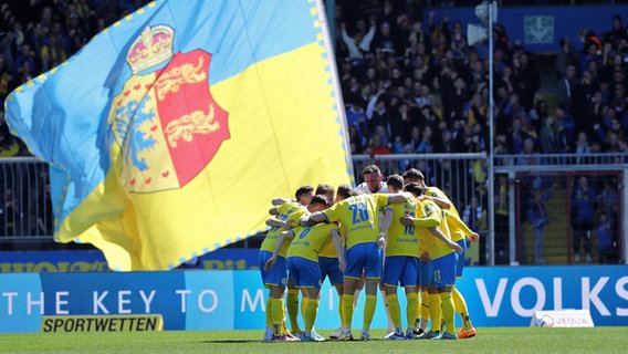 Das Team von Eintracht Braunschweig bildet einen Kreis © picture alliance / foto2press | Frank Scheuring 