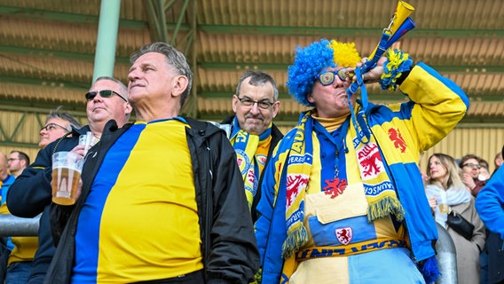 Fans von Eintracht Braunschweig © picture alliance / Kröger/Kirchner-Media | Teresa Kröger 