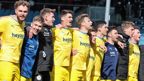 Das Team von Eintracht Braunschweig bildet einen Kreis © IMAGO / Eibner 