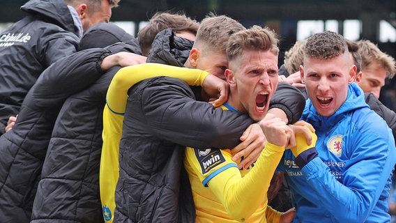 Jan-Hendrik Marx von Eintracht Braunschweig ballt die Faust © IMAGO / Hübner 