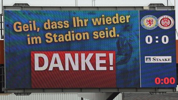 Gruß an die Fans auf der Anzeigetafel bei Eintracht Braunschweig © IMAGO / Hübner 
