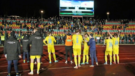Die Braunschweiger Profis nach dem 6:0-Sieg bei Viktoria Berlin © IMAGO / Contrast 