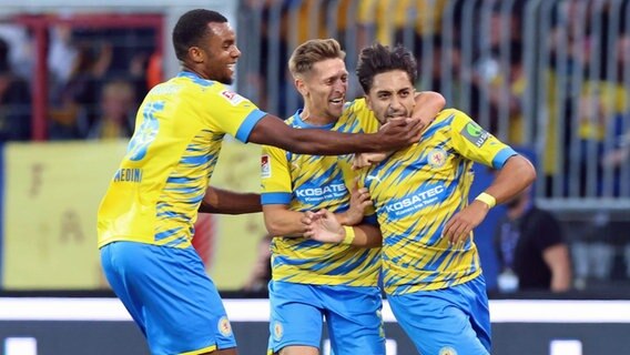 Jubel bei den Braunschweigern Nathan de Medina, Jan-Hendrik Marx und Immanuel Pherai (v.l.). © IMAGO / Zink 