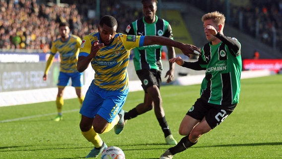 Braunschweigs Nathan de Medina (l.) im Zweikampf mit Fürths Marco John. © IMAGO / regios24 