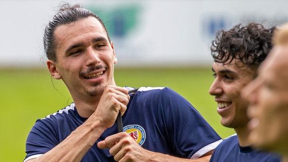 Rayan Philippe beim Trainingsstart von Eintraxcht Braunschweig © picture alliance / dpa Foto: Andreas Gora