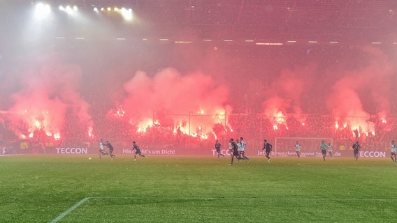 St.-Pauli-Fans brennen beim Derby gegen den HSV Pyro ab © IMAGO / Lobeca 