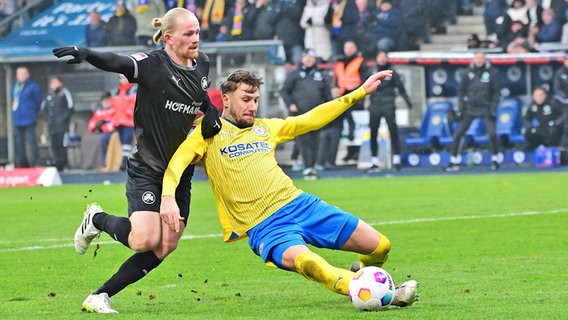 Ermin Bicakcic (r.) von Eintracht Braunschweig im Duell mit Jomaine Consbruch von der SpVgg Greuther Fürth © IMAGO / Zink 