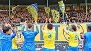 Die Fußballer von Eintracht Braunschweig feiern vor der Fankurve © IMAGO/regios24 Foto: Sebastian Priebe