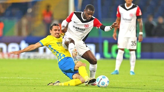 Rayan Philippe (l.) von Eintracht Braunschweig im Duell mit Niels Nkounkou von Eintracht Frankfurt © IMAGO / HMB-Media 