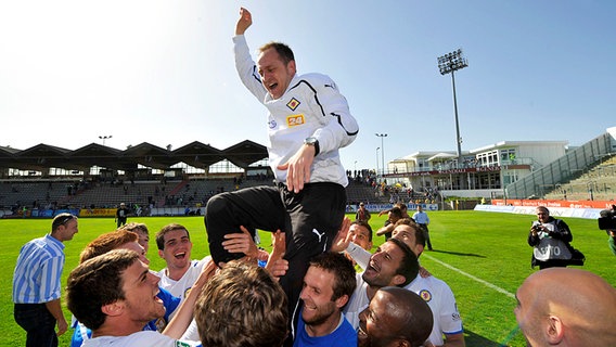 Braunschweigs Coach Torsten Lieberknecht wird von seinen Spielern auf Schultern getragen. © dpa 