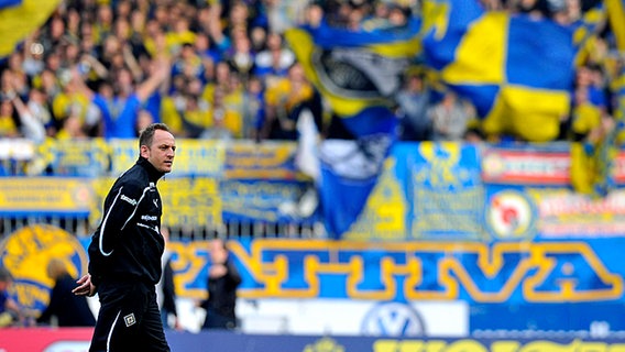 Braunschweigs Trainer Torsten Lieberknecht vor der Fankurve © picture alliance / dpa 