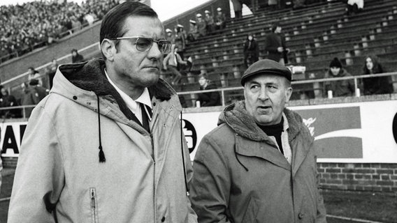 Eintracht Braunschweigs Trainer Otto Knefler (l.) und Hannover-96-Coach Hans Hipp vor dem Bundesligaspiel am 25. November 1972. © Fritz Rust Foto: Fritz Rust