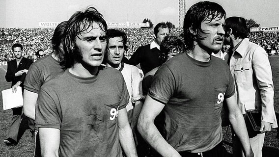 Hannovers Spieler Willi Reimann (l.) und Hans-Josef Helingrath nach der 2:3-Niederlage gegen Braunschweig am 26. Mai 1973. © Fritz Rust Foto: Fritz Rust