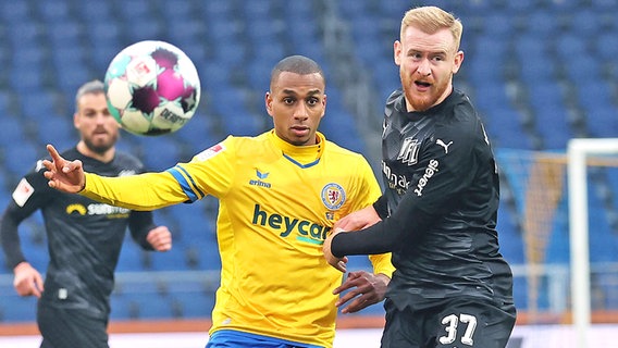 Yassin Ben Balla (l.) von Eintracht Braunschweig im Duell mit Sebastian Kerk vom VfL Osnabrück © IMAGO / Hübner 
