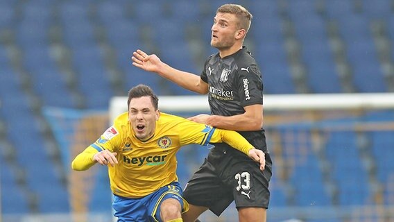 Marcel Bär (l.) von Eintracht Braunschweig im Duell mit Timo Beermann vom VfL Osnabrück © IMAGO / Hübner 