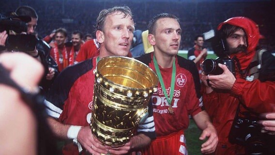 Andreas Brehme mit dem dfb-pokal 1996 © picture alliance 