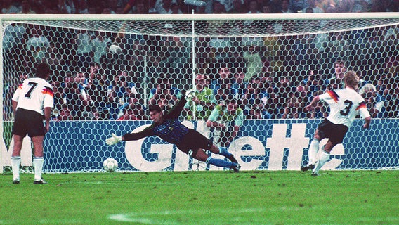 Andreas Brehme verwandelt im WM-Finale 1990 den entscheidenden Elfmeter. © picture alliance 